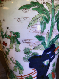 Un vase en porcelaine de Chine wucai &agrave; d&eacute;cor de gar&ccedil;ons jouants, &eacute;poque Transition